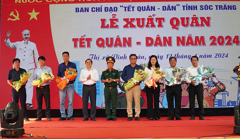 Ban Chỉ đạo tặng hoa cảm ơn các nhà tài trợ kinh phí thực hiện Tết quân-dân.