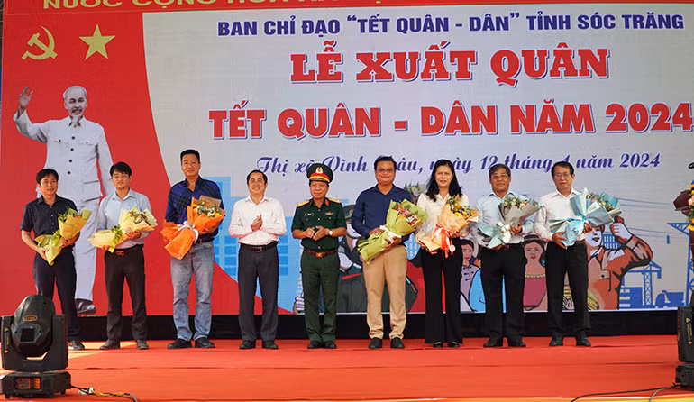 Ban Chỉ đạo tặng hoa cảm ơn các nhà tài trợ kinh phí thực hiện Tết quân-dân.