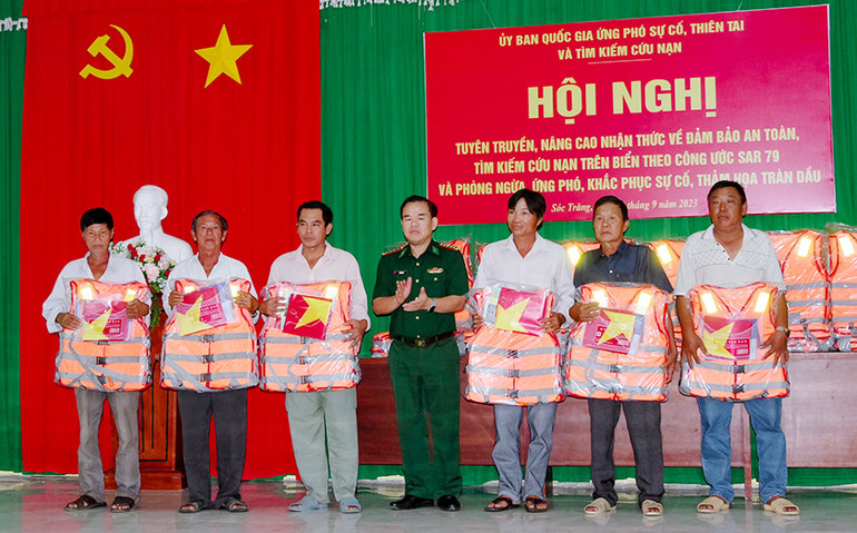 Tặng cờ Tổ quốc và áo phao cho các thuyền viên và chủ tàu trên địa bàn huyện Trần Đề