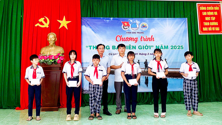 Trao tặng học bổng cho các em học sinh tại chương trình.