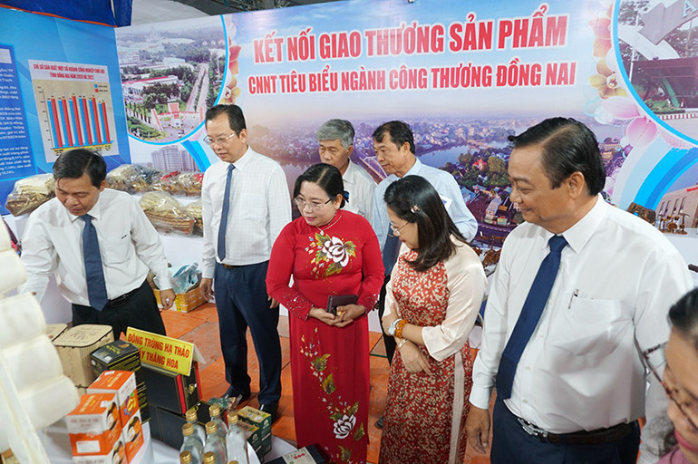Các đại biểu tham quan một gian hàng triển lãm tại hội chợ.
