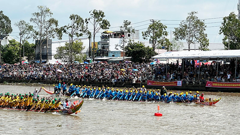 Hai đội ghe Ngo nam tăng tốc về đích.
