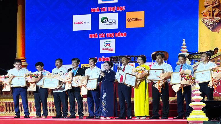 Lãnh đạo tỉnh Sóc Trăng tặng hoa và bằng khen cho các đơn vị tài trợ lễ hội Lãnh đạo tỉnh Sóc Trăng tặng hoa và bằng khen cho các đơn vị tài trợ lễ hội