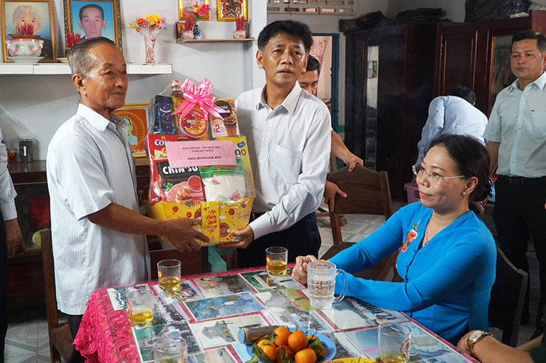 Bí thư Tỉnh ủy Sóc Trăng Lâm Văn Mẫn thăm và tặng quà Tết cho gia đình chính sách.