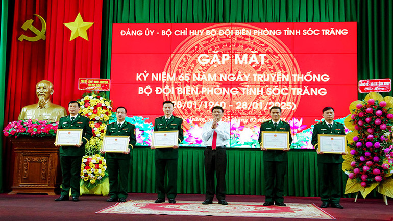 Ủy viên Trung ương Đảng, Bí thư Tỉnh ủy Sóc Trăng Lâm Văn Mẫn trao bằng khen cho các tập thể.