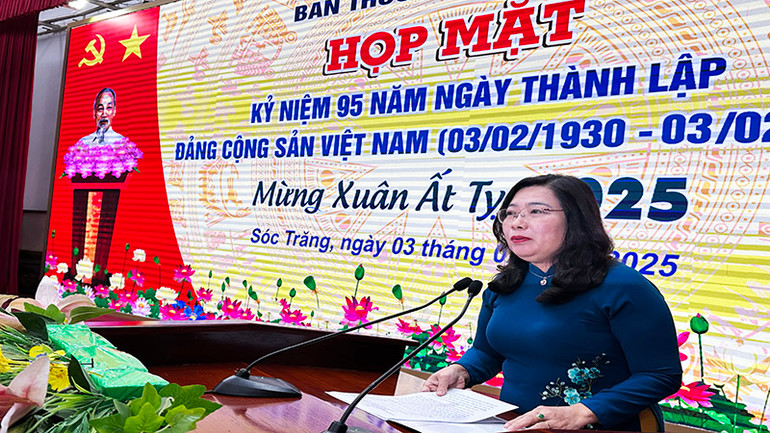 Đồng chí Hồ Thị Cẩm Đào đọc diễn văn ôn lại 95 năm truyền thống của Đảng. Đồng chí Hồ Thị Cẩm Đào đọc diễn văn ôn lại 95 năm truyền thống của Đảng.