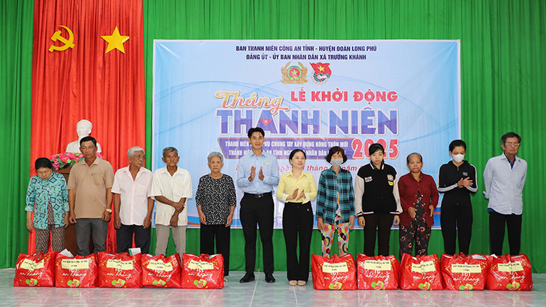 Tặng quà cho các hộ gia đình khó khăn.