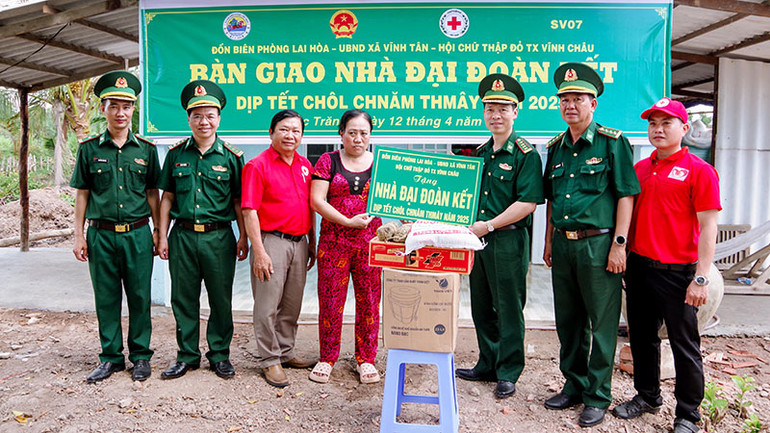 Bàn giao nhà đại đoàn kết cho hộ nghèo trên địa bàn xã Vĩnh Tân, thị xã Vĩnh Châu.