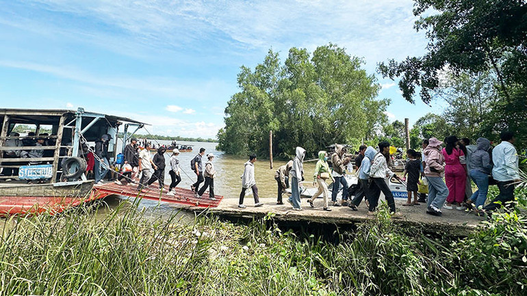 Người dân và du khách nô nước tham gia Ngày hội. Người dân và du khách nô nước tham gia Ngày hội.