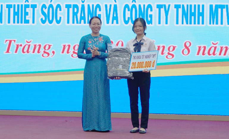 Phó Chủ tịch Ủy ban nhân dân tỉnh Sóc Trăng Huỳnh Thị Diễm Ngọc trao suất học bổng đặc biệt cho học sinh đỗ thủ khoa kỳ thi tốt nghiệp Trung học phổ thông với số điểm: 54,20.