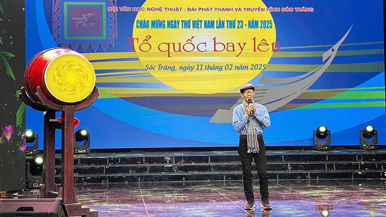 Nhà thơ Thành Dũng diễn đọc bài thơ “Tổ quốc bay lên”.