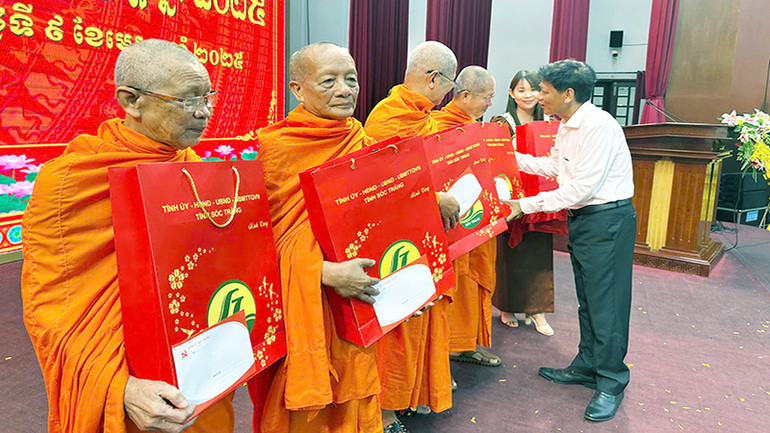 Ủy viên Trung ương Đảng, Bí thư Tỉnh ủy Sóc Trăng Lâm Văn Mẫn tặng quà, chúc Tết các vị hòa thượng.