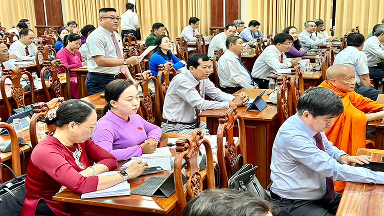 Đại biểu Tiến sĩ Trần Khắc Tâm chất vấn các vấn đề về tài nguyên, môi trường.