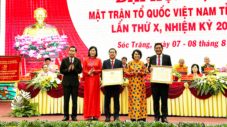 Trao Bằng khen cho Mặt trận Tổ quốc Việt Nam tỉnh Sóc Trăng và nguyên Chủ tịch Ủy ban Mặt trận tỉnh Sóc Trăng Dương Sà Kha.