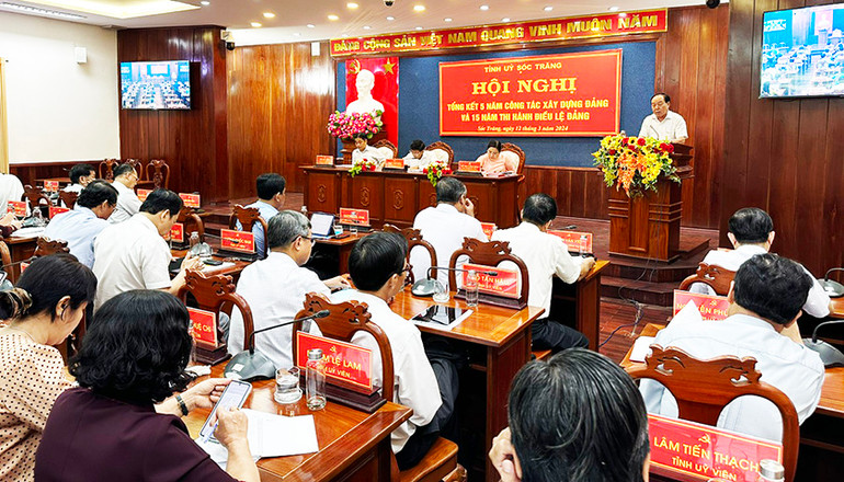 Các đại biểu thảo luận tại hội nghị.