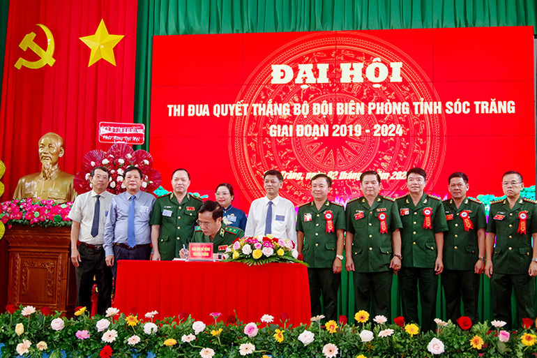 Trung tướng Lê Đức Thái, Tư lệnh Bộ đội Biên phòng ghi sổ vàng Truyền thống của đơn vị.