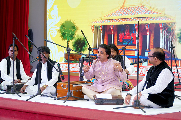 Nghệ sĩ Shadab Huissain, cùng 5 nghệ sĩ Đoàn ca nhạc QAWWALI biểu diễn