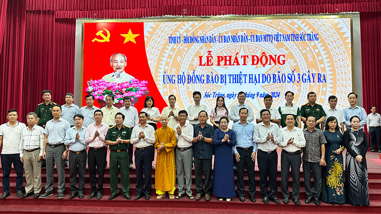 Lãnh đạo tỉnh biểu dương các tập thể cá nhân có đóng góp tích cực tại buổi lễ.