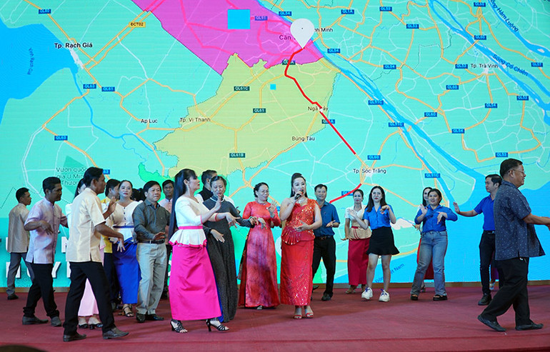 Các nghệ sĩ và đại biểu cùng giao lưu múa Rom Vong