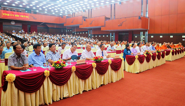 Hơn 400 đại biểu về dự họp mặt tôn vinh điển hình tiên tiến trong đồng bào dân tộc thiểu số tỉnh Sóc Trăng.