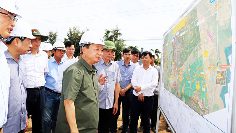 Phó Thủ tướng Trần Hồng Hà thị sát thi công đường cao tốc trên địa bàn tỉnh Sóc Trăng.