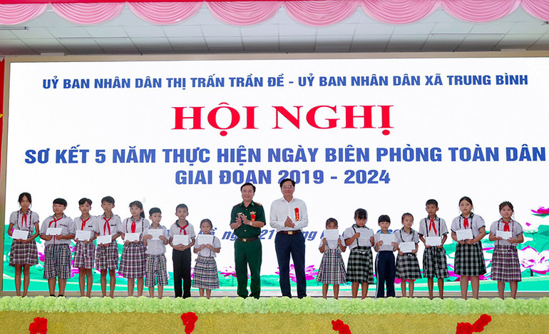 Trao học bổng cho các em học sinh khu vực biên giới biển huyện Trần Đề