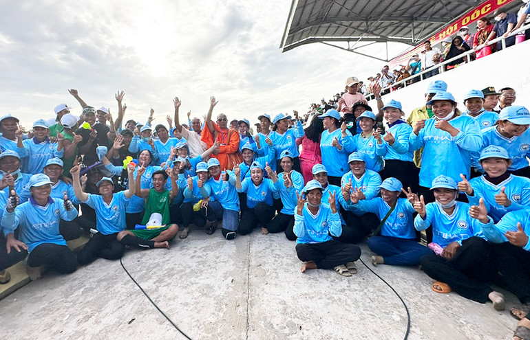 Các nữ vận động viên ghe Ngo chùa Tum Núp vui mừng với chức vô địch.
