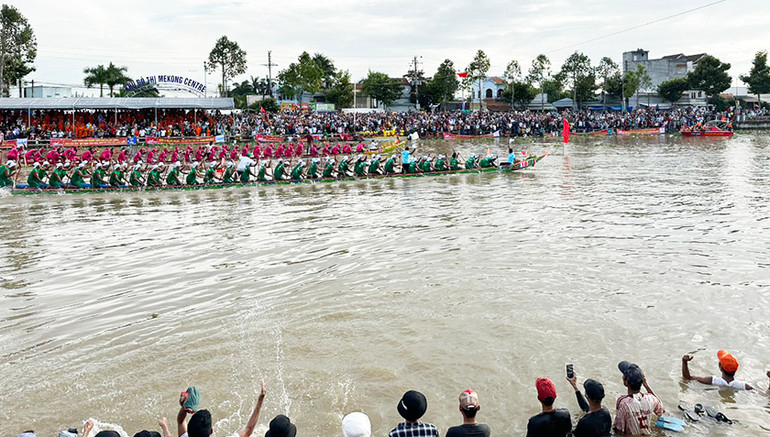 Đội ghe Ngo nam chùa Tum Núp bứt phá về đích xuất sắc giành chức vô địch.