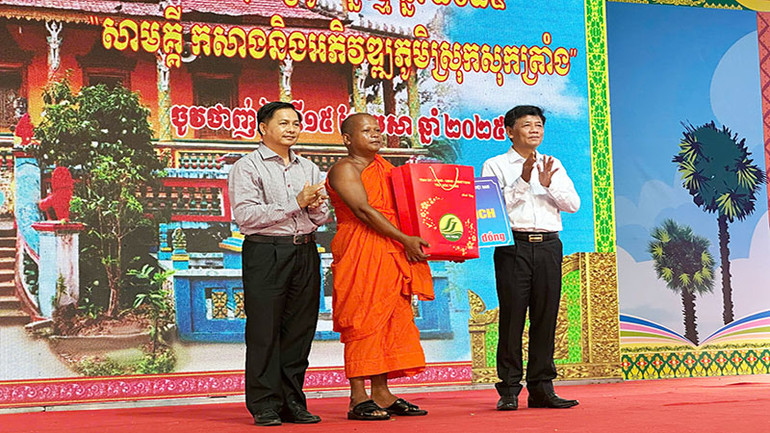 Lãnh đạo tỉnh Sóc Trăng tặng quà cho chùa và đồng bào Khmer.