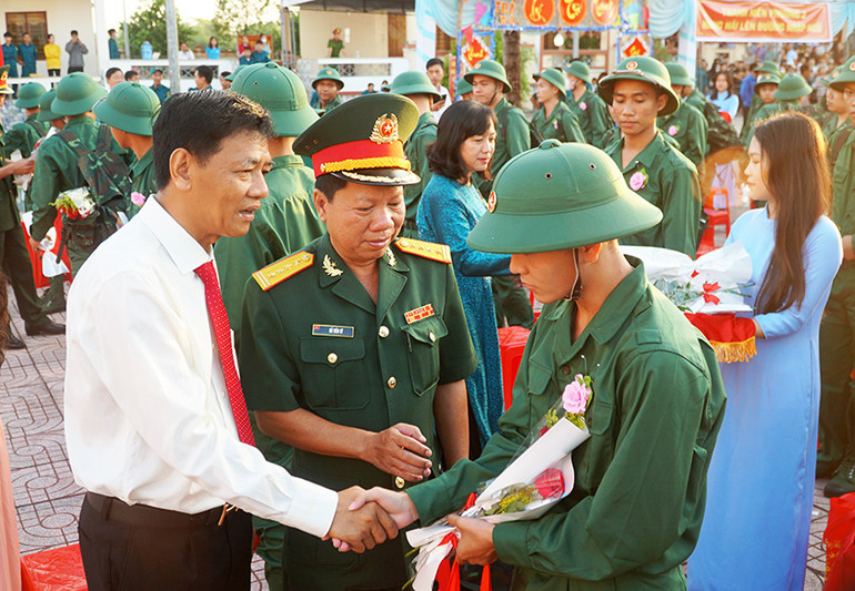 Lãnh đạo tỉnh Sóc Trăng động viên thanh niên trước giờ nhập ngũ.
