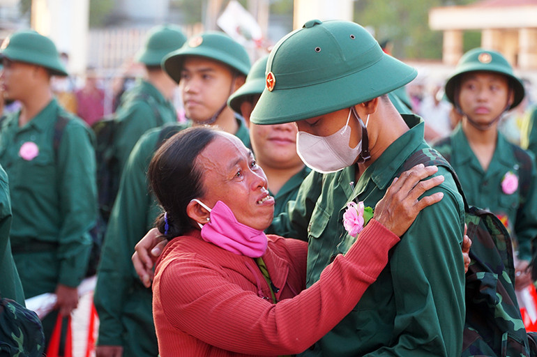 Phụ huynh động viên con em an tâm lên đường tòng quân.