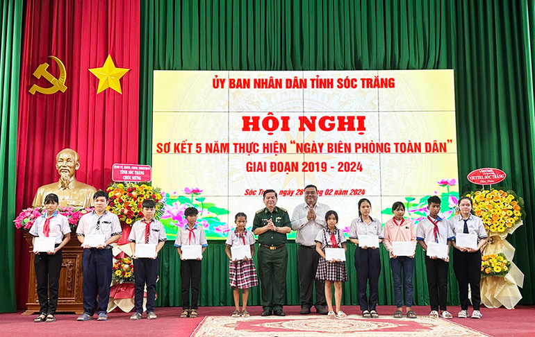 Tặng học bổng vượt khó học giỏi cho các em học sinh khu vực biên giới biển.