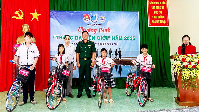 Trao tặng xe đạp cho các em học sinh tại chương trình