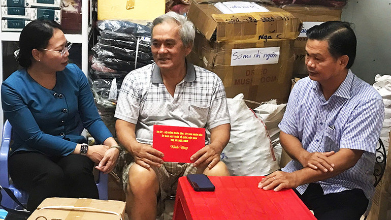 Lãnh đạo thị xã Ngã Năm đã đến thăm hỏi, động viên gia đình bị hỏa hoạn.