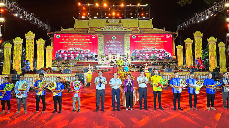 Ban tổ chức tặng hoa cho đại diện các đoàn nghệ nhân tham gia chương trình