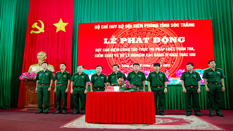 Các đơn vị ký kết giao ước thi đua.