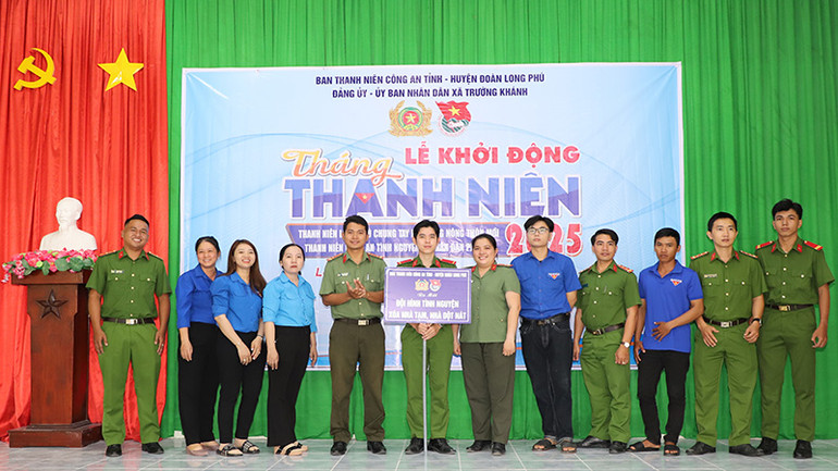 Ra mắt đội tình nguyện xóa nhà tạm, nhà dột nát.