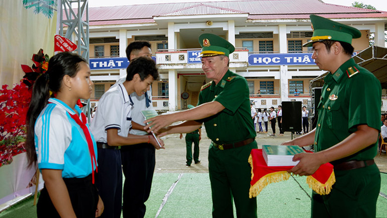 Đại tá Lê Văn Anh, Phó Chính ủy Bộ đội Biên phòng tỉnh Sóc Trăng trao học bổng cho học sinh. Đại tá Lê Văn Anh, Phó Chính ủy Bộ đội Biên phòng tỉnh Sóc Trăng trao học bổng cho học sinh.