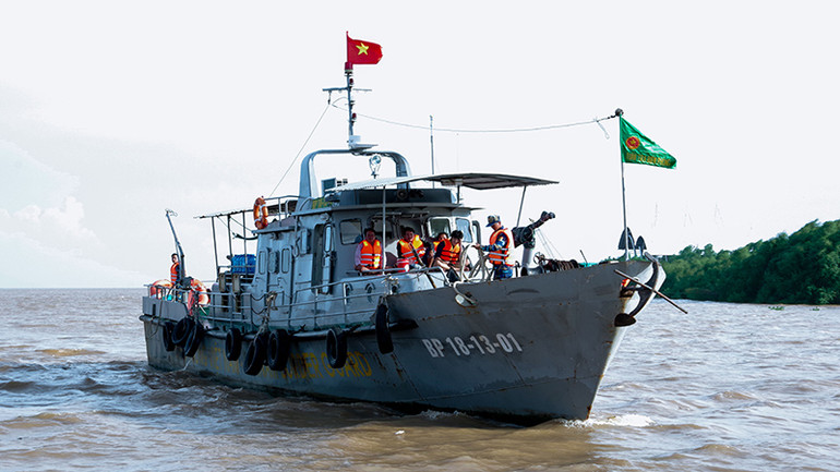 Tàu Hải đội 2 Biên phòng Sóc Trăng đưa các thuyền viên lâm nạn vào bờ