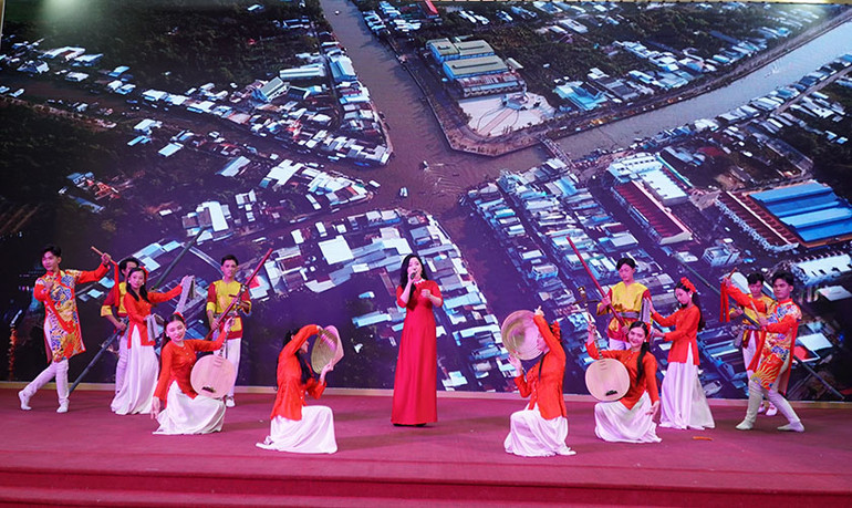 Tiết mục liên khúc ca tài tử “Đẹp tình hữu nghị”