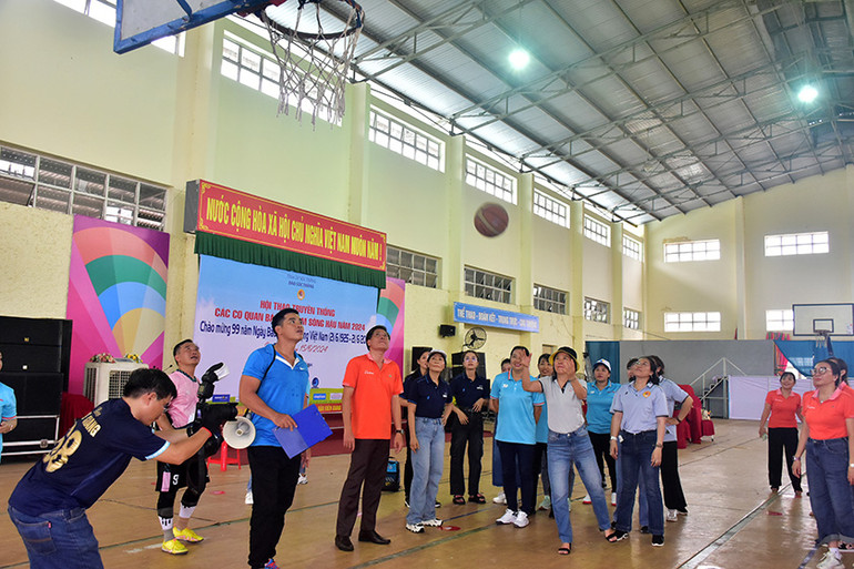 Các vận động viên - nhà báo tham gia thi đấu môn ném bóng vào rổ. Các vận động viên - nhà báo tham gia thi đấu môn ném bóng vào rổ.