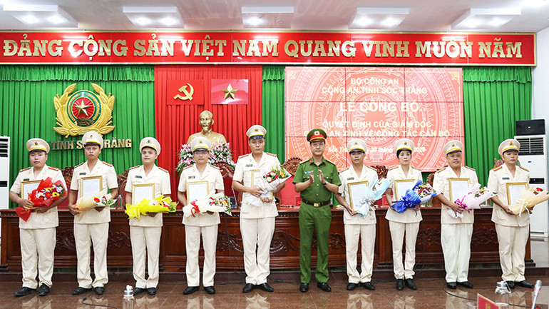 Đại tá Bùi Đức An, Phó Giám đốc Công an tỉnh Sóc Trăng, trao quyết định cho các đồng chí nhận nhiệm vụ mới.