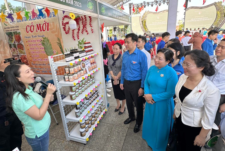 Các đại biểu tham quan gian hàng tại hội chợ.
