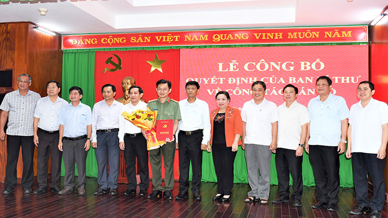 Ban Thường vụ Tỉnh ủy Sóc Trăng chúc mừng Đại tá Trần Văn Dương.