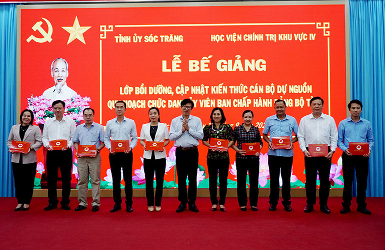 Tiến sĩ Phan Công Khanh, Giám đốc Học viện Chính trị khu vực 4 trao giấy chứng nhận cho các học viên.