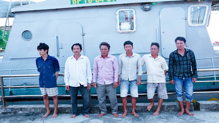 Các thuyền viên được Hải đội 2 Biên phòng Sóc Trăng cứu vớt đưa vào bờ an toàn