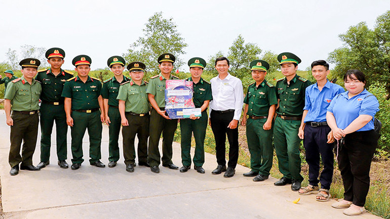 Trao quà cho cán bộ chiến sĩ đồn Biên phòng Vĩnh Châu.