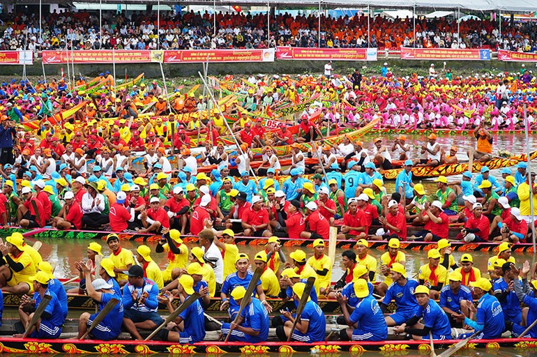 Hơn 4.000 vận động viên nam và nữ ra sức tranh tài