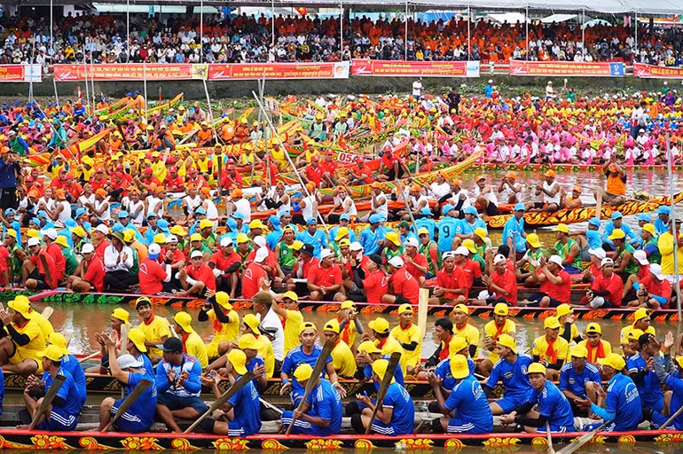 Hơn 4.000 vận động viên nam và nữ ra sức tranh tài Hơn 4.000 vận động viên nam và nữ ra sức tranh tài