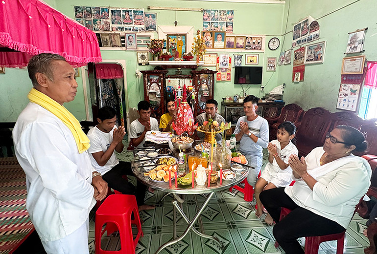 Gia đình ông Lý Bê ấp Tam Thọ, xã Đại Tâm thực hiện nghi thức cúng rước ông bà Gia đình ông Lý Bê ấp Tam Thọ, xã Đại Tâm thực hiện nghi thức cúng rước ông bà